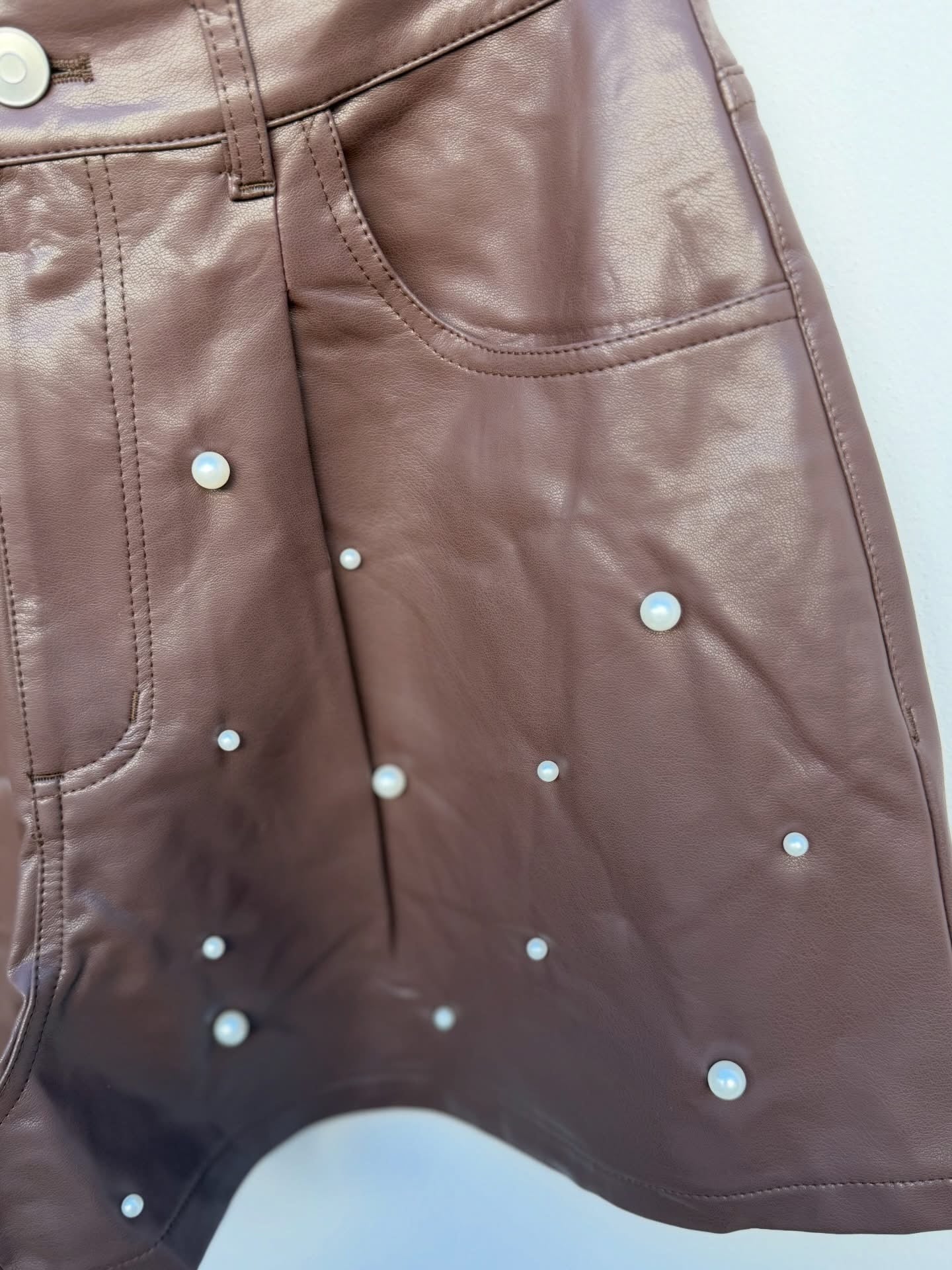 Short Leather con perlas